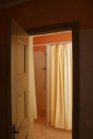 Хостелы Dundagas Pils Dundaga Четырехместный номер с общей ванной комнатой-15
